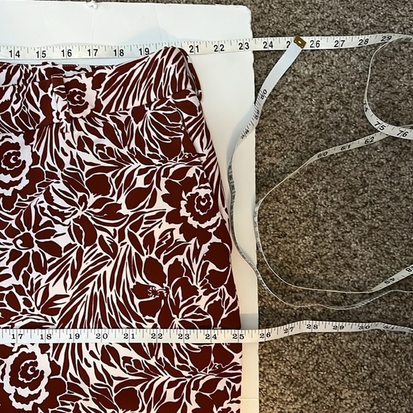 Lands' End Mid Rise Slim Leg Cropped Pants White & Red Floral plus size 20W - Picture 11 of 11